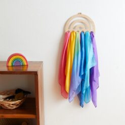 Sarah's Silks speelzijde display regenboog op muur